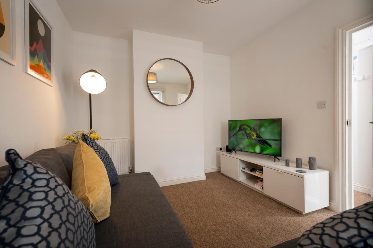 Oliverball Serviced - Lawson - Modern 3 Bedroom House In * Portsmouth