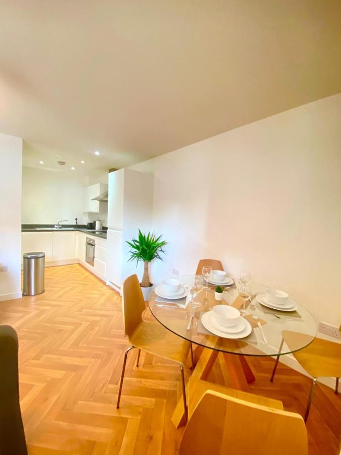 Apartment Coastal Comfort: Dual-bed Near Gunwharf Quays