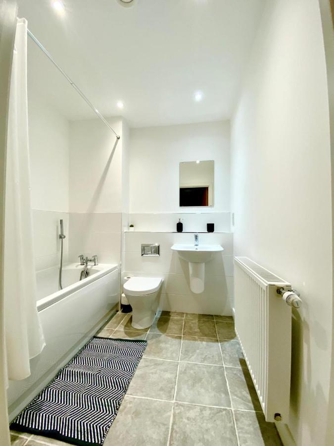 Coastal Comfort: Dual-bed Near Gunwharf Quays * Portsmouth