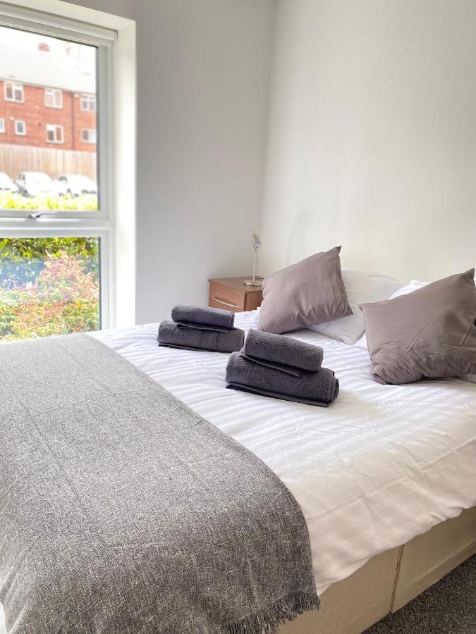 Coastal Comfort: Dual-bed Near Gunwharf Quays Apartment