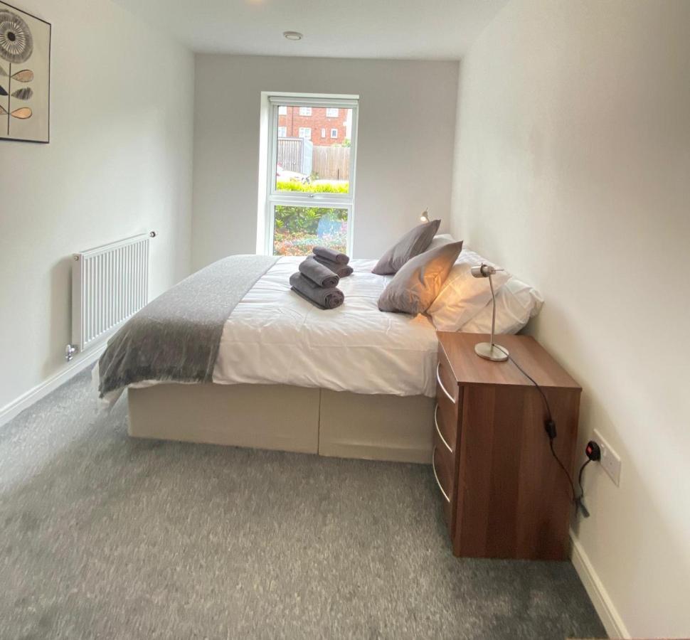 Coastal Comfort: Dual-bed Near Gunwharf Quays *