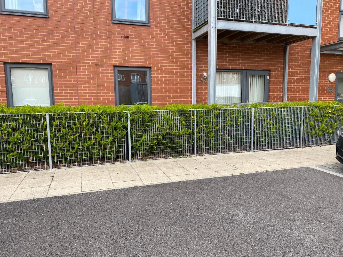 Apartment Coastal Comfort: Dual-bed Near Gunwharf Quays *