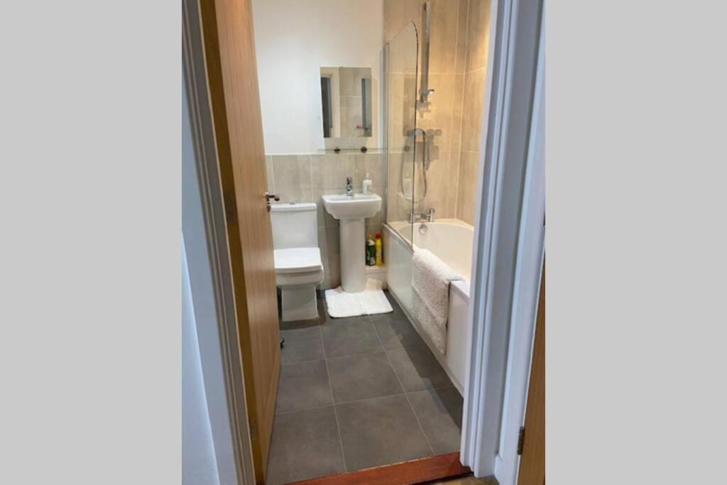 Cosy Near Train Station Apartment