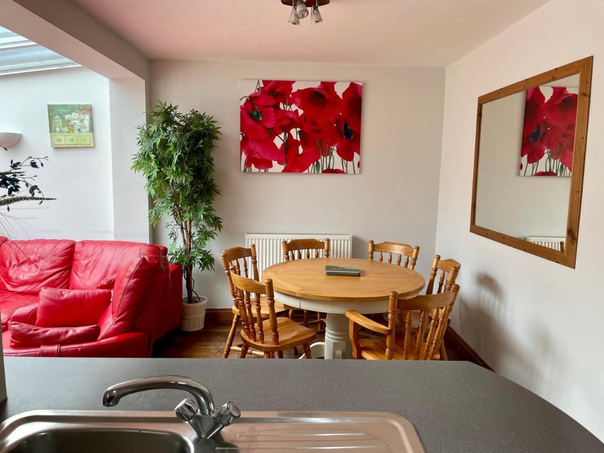 Somers House - Pet Friendly & Parking Holiday home *