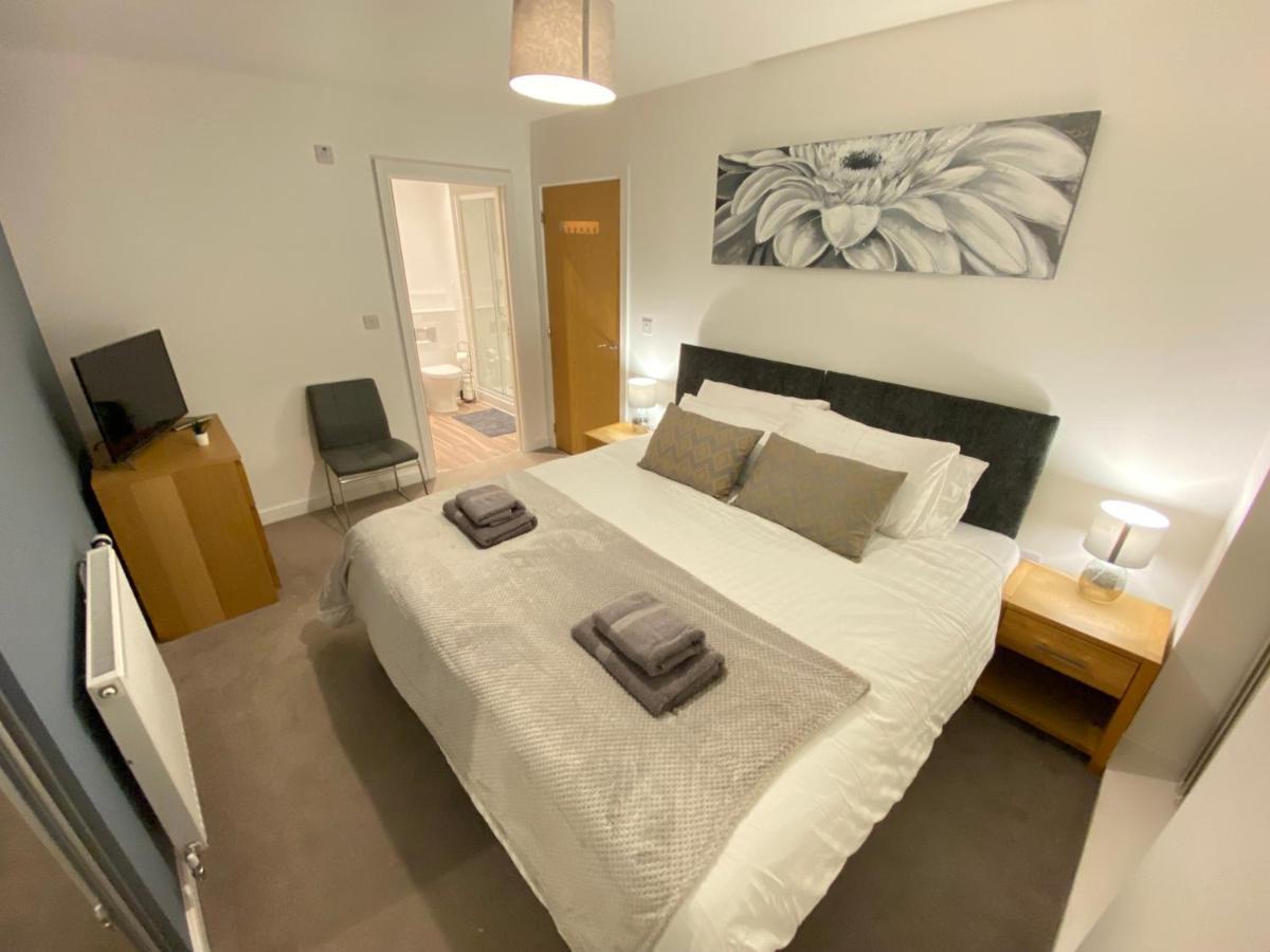 3 Bedrooms Double Or Single Beds, 2 Parking Spaces! Wifi & Smart Tv's, Balcony *