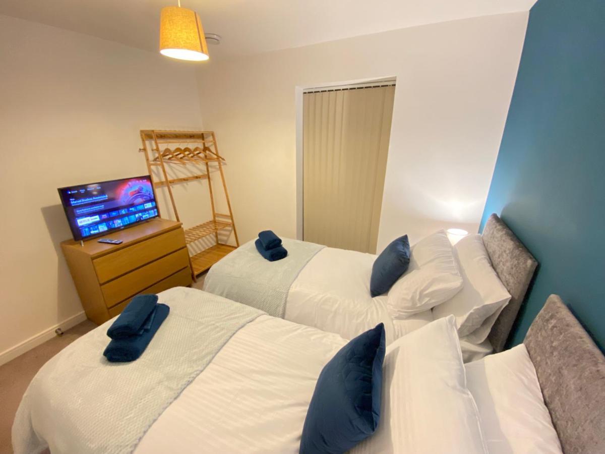 3 Bedrooms Double Or Single Beds, 2 Parking Spaces! Wifi & Smart Tv's, Balcony Apartment