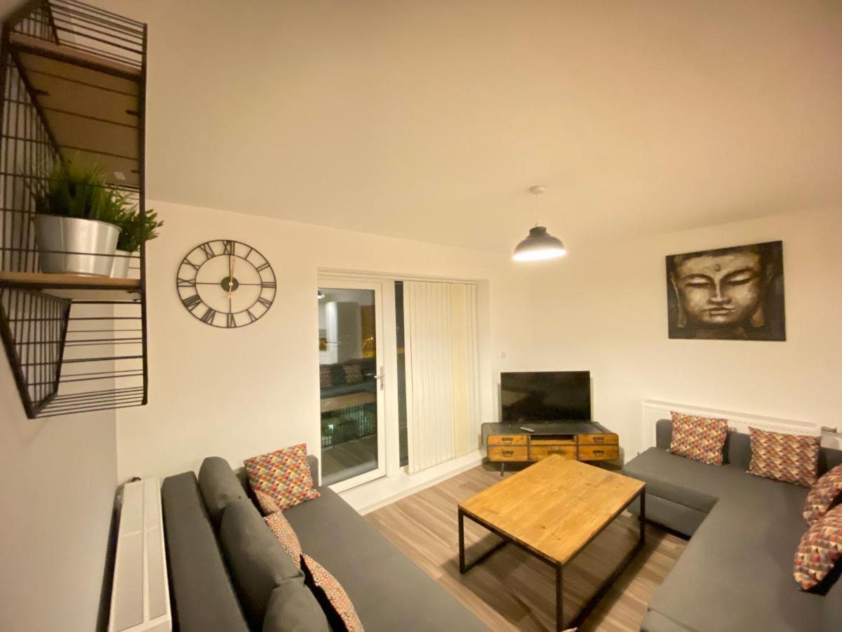 3 Bedrooms Double Or Single Beds, 2 Parking Spaces! Wifi & Smart Tv's, Balcony *