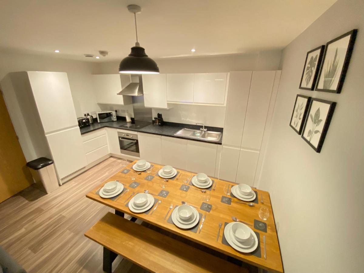 3 Bedrooms Double Or Single Beds, 2 Parking Spaces! Wifi & Smart Tv's, Balcony *