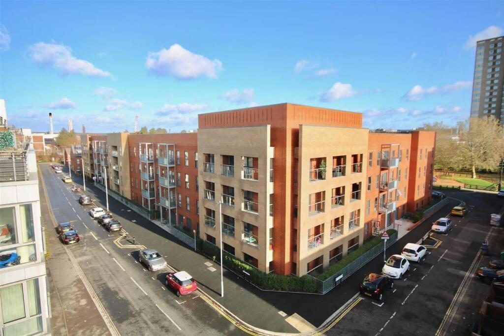 3 Bedrooms Double Or Single Beds, 2 Parking Spaces! Wifi & Smart Tv's, Balcony Portsmouth