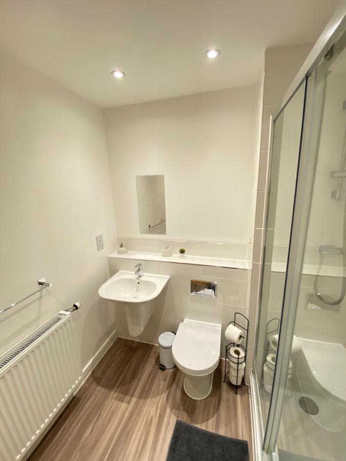 Apartment 3 Bedrooms Double Or Single Beds, 2 Parking Spaces! Wifi & Smart Tv's, Balcony Portsmouth