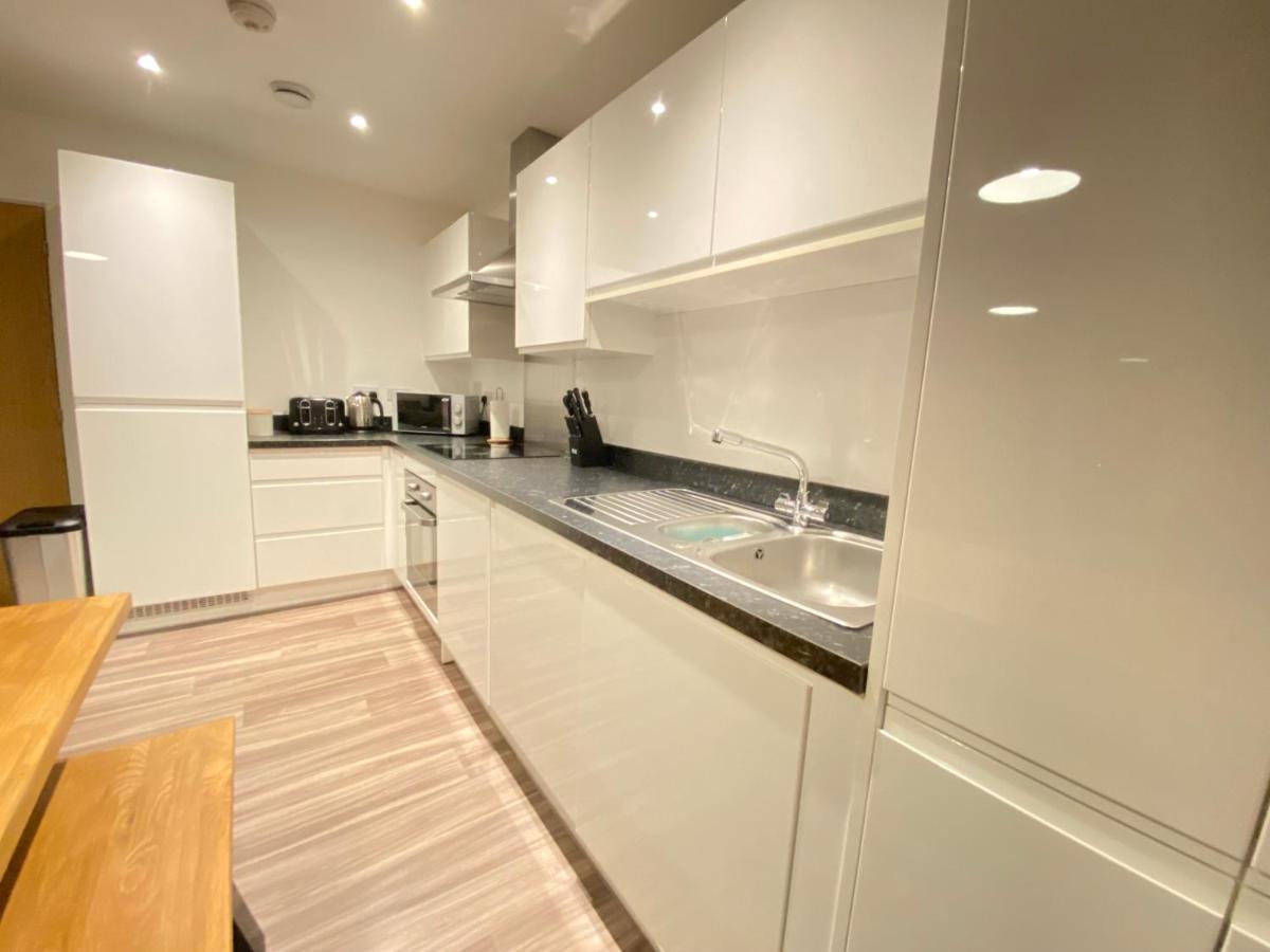 3 Bedrooms Double Or Single Beds, 2 Parking Spaces! Wifi & Smart Tv's, Balcony * Portsmouth