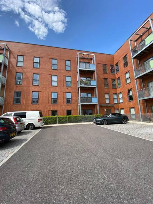 3 Bedrooms Double Or Single Beds, 2 Parking Spaces! Wifi & Smart Tv's, Balcony Apartment *