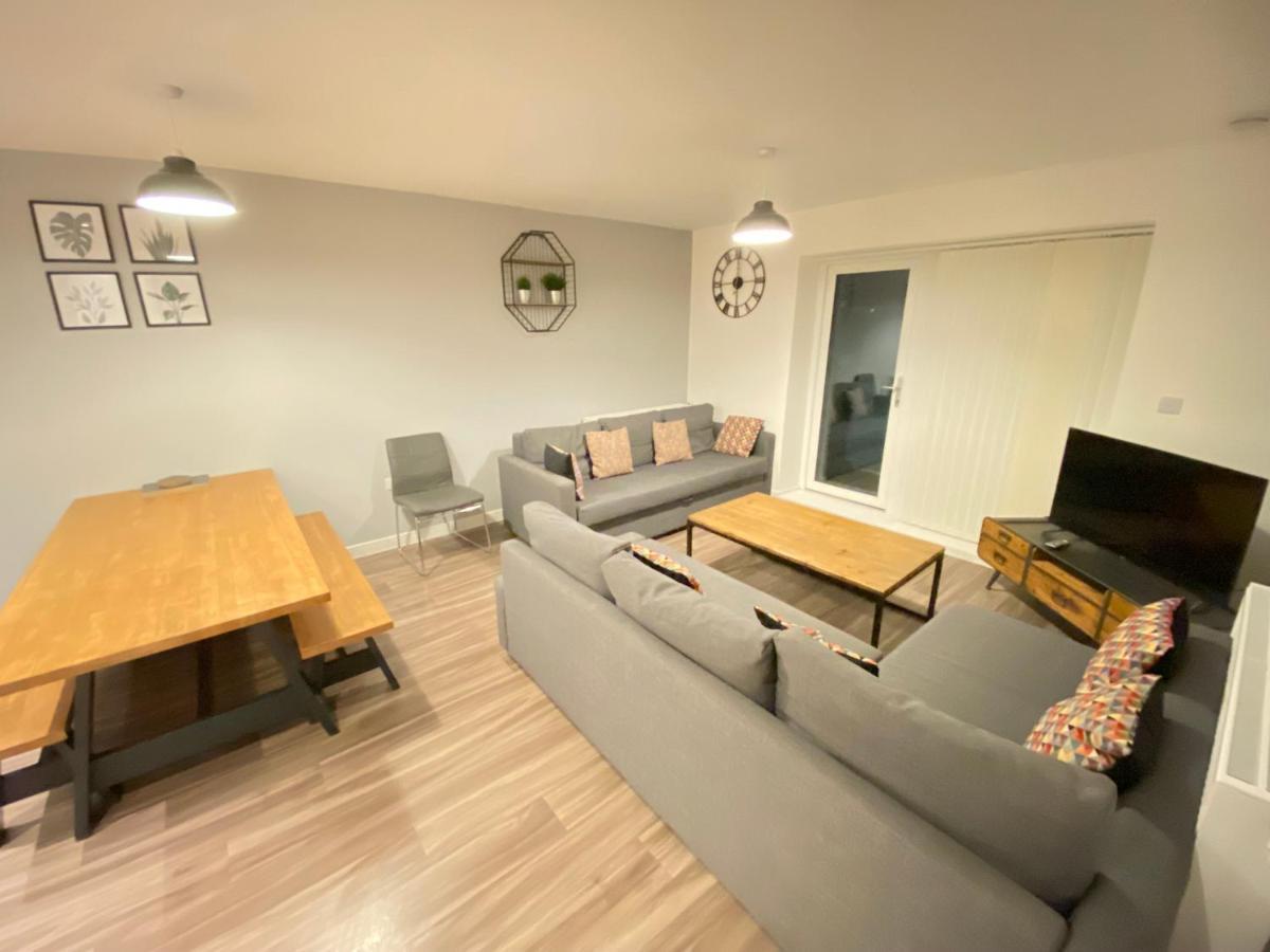 3 Bedrooms Double Or Single Beds, 2 Parking Spaces! Wifi & Smart Tv's, Balcony Apartment Portsmouth