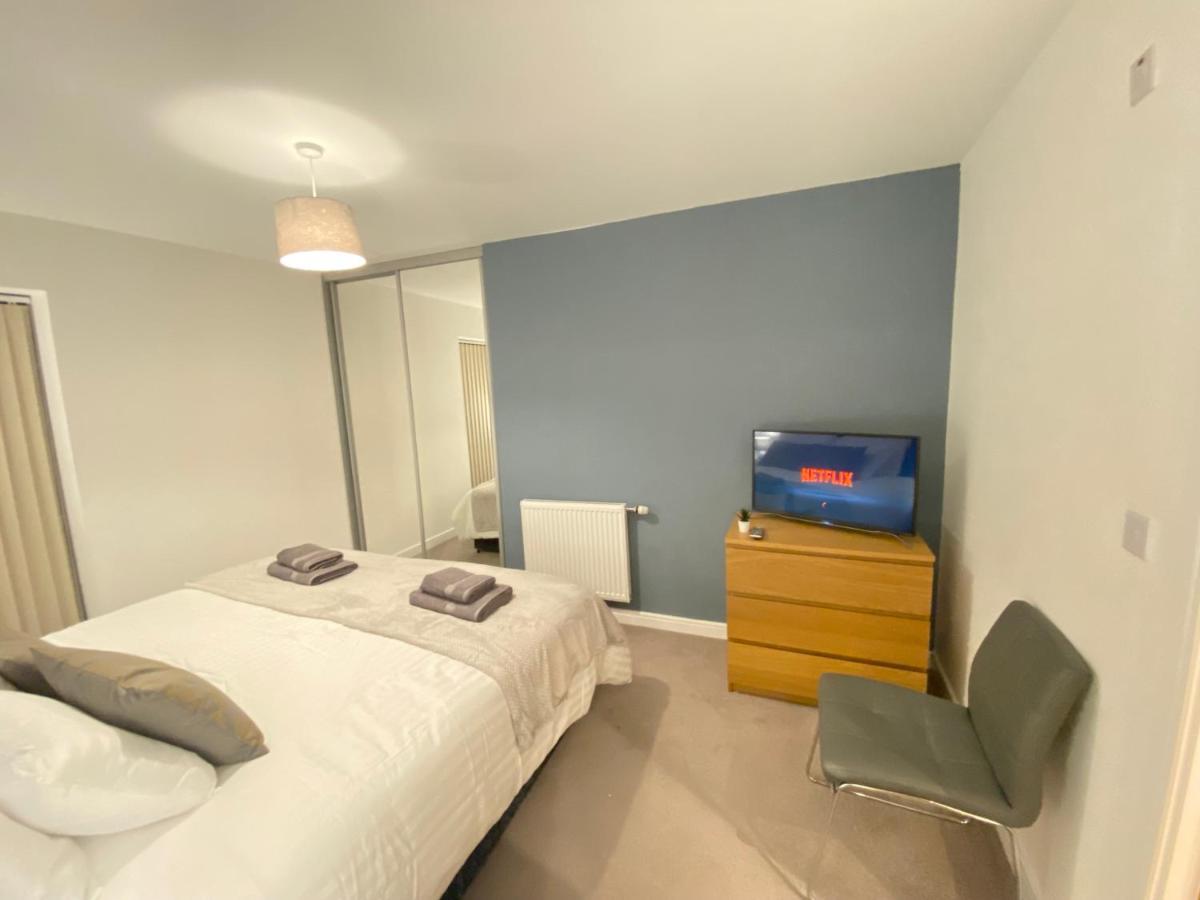 3 Bedrooms Double Or Single Beds, 2 Parking Spaces! Wifi & Smart Tv's, Balcony Apartment Portsmouth