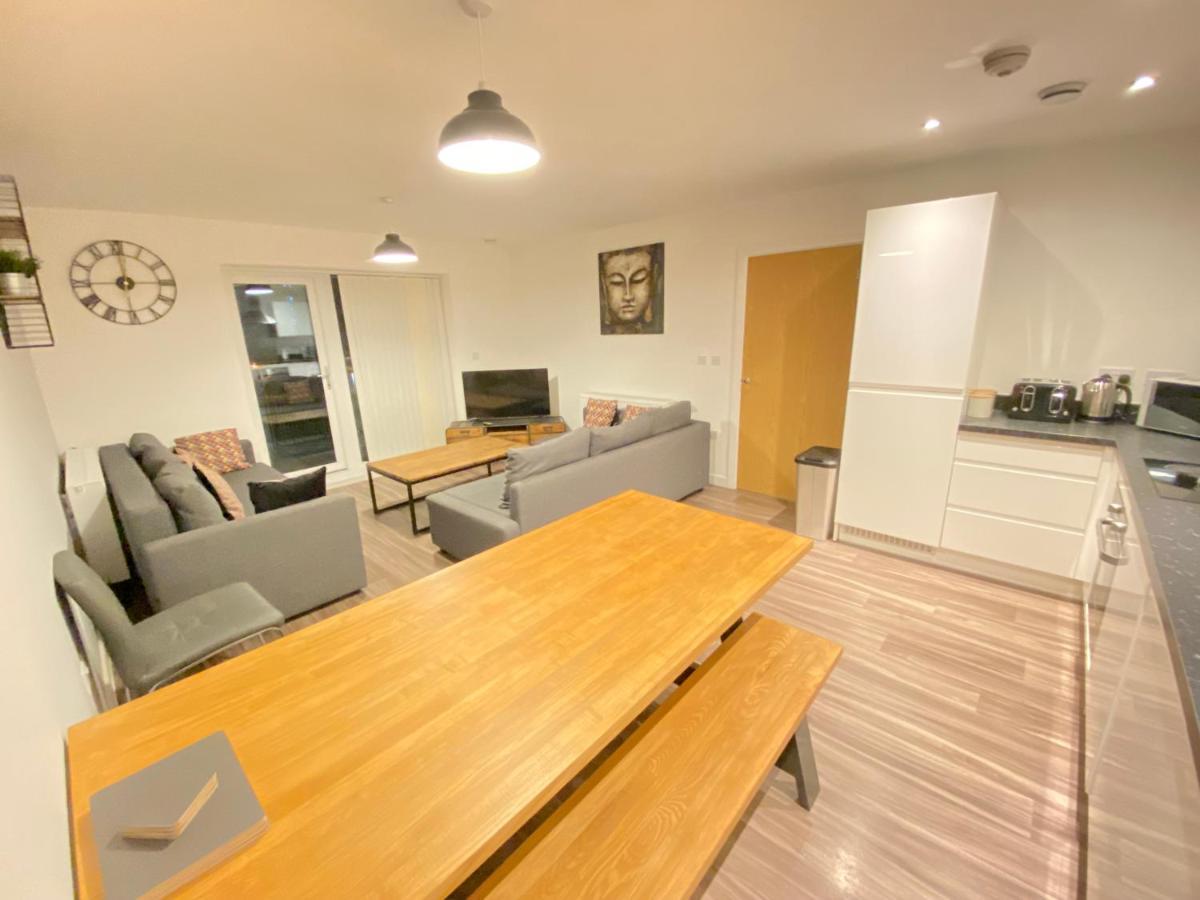 3 Bedrooms Double Or Single Beds, 2 Parking Spaces! Wifi & Smart Tv's, Balcony * Portsmouth