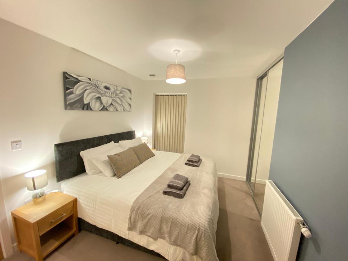 3 Bedrooms Double Or Single Beds, 2 Parking Spaces! Wifi & Smart Tv's, Balcony Apartment Portsmouth