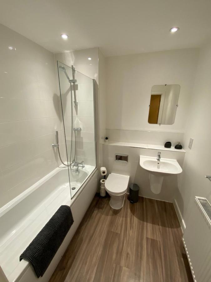 3 Bedrooms Double Or Single Beds, 2 Parking Spaces! Wifi & Smart Tv's, Balcony