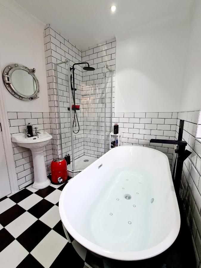 Southsea Royale Bond 3 Bed Cool Penthouse, Seafront Parking Apartment