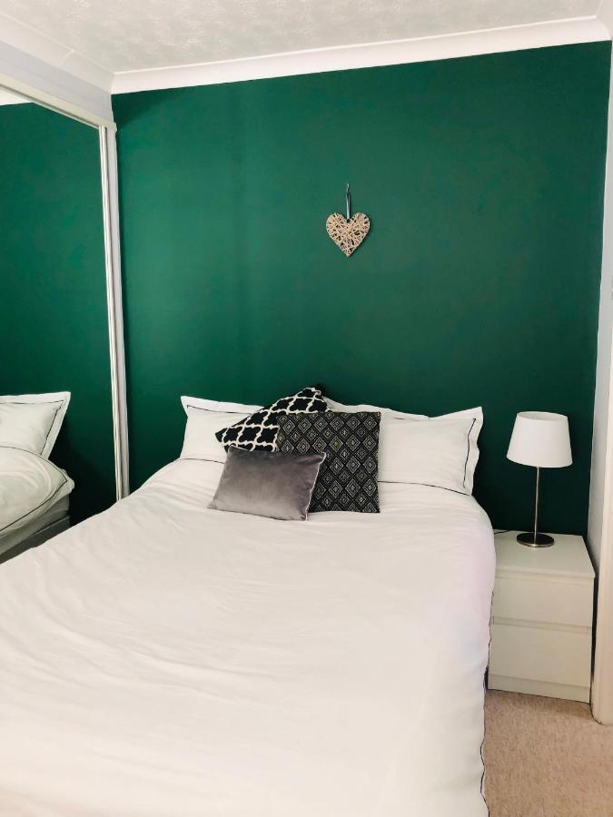 Ground Floor 2 Bedroom Close To Seafront Apartment *