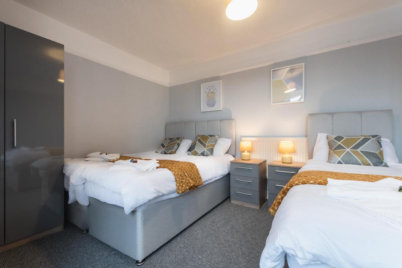 Price! Perfect Gunwharf - 5 Single Beds Or Kingsize Free Parking *