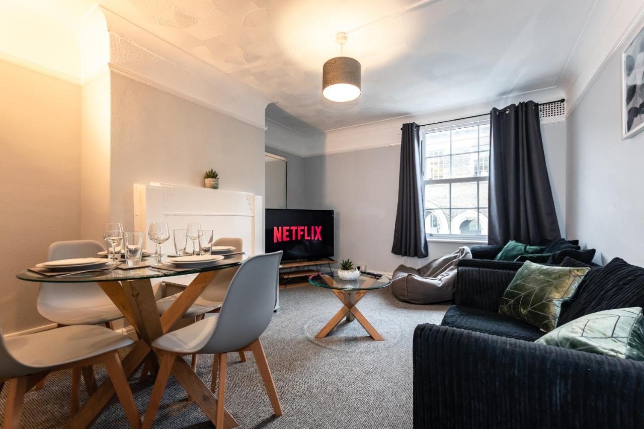 Price! Perfect Gunwharf - 5 Single Beds Or Kingsize Free Parking * Portsmouth