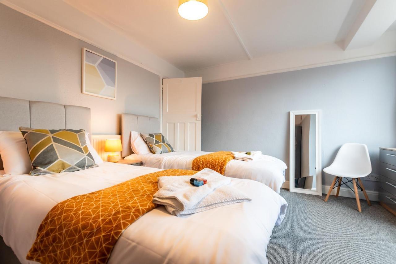 Price! Perfect Gunwharf - 5 Single Beds Or Kingsize Free Parking