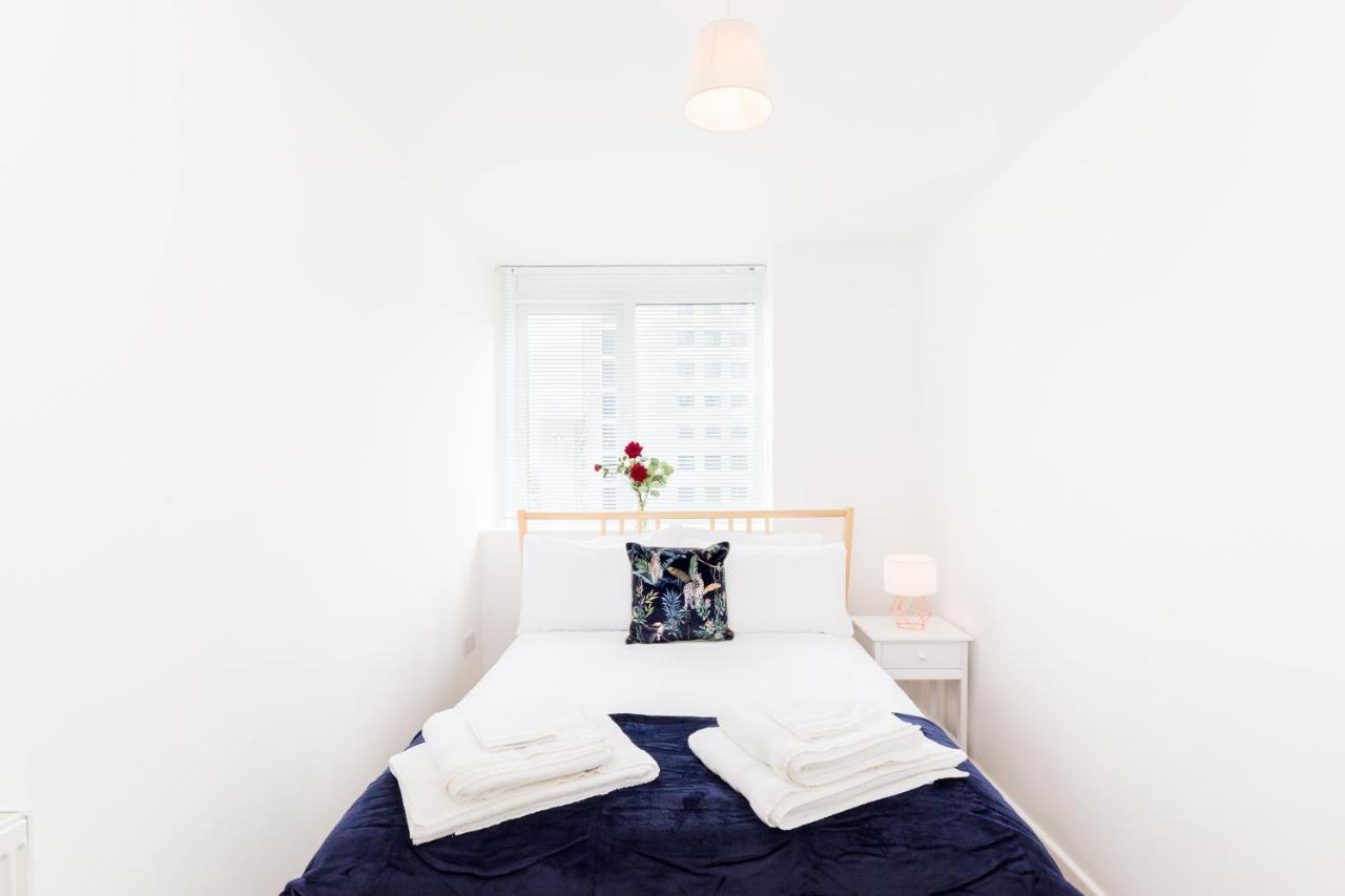 Modern Centre Nr Gunwharf Quays *