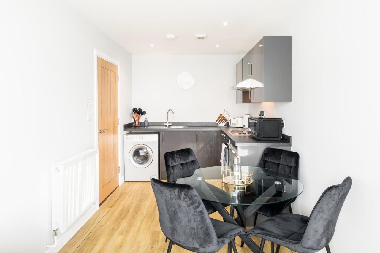 Modern Centre Nr Gunwharf Quays *
