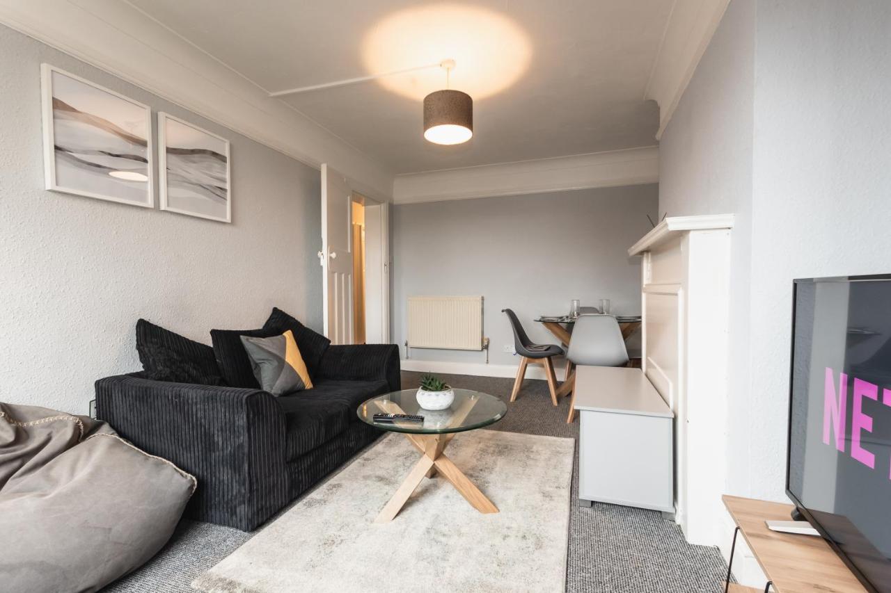 Price! Perfect Gunwharf - 5 Single Beds Or Kingsize Free Parking