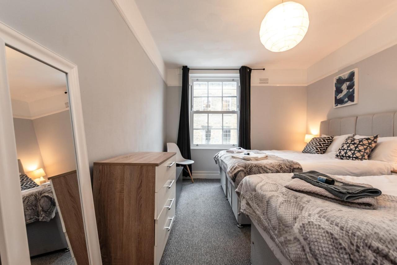 Price! Perfect Gunwharf - 5 Single Beds Or Kingsize Free Parking