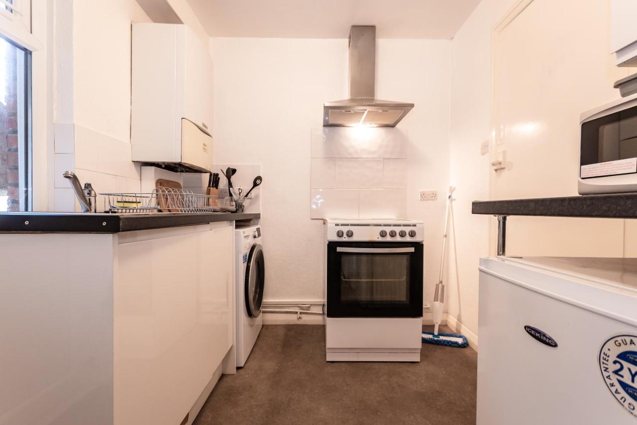 Price! Perfect Gunwharf - 5 Single Beds Or Kingsize Free Parking