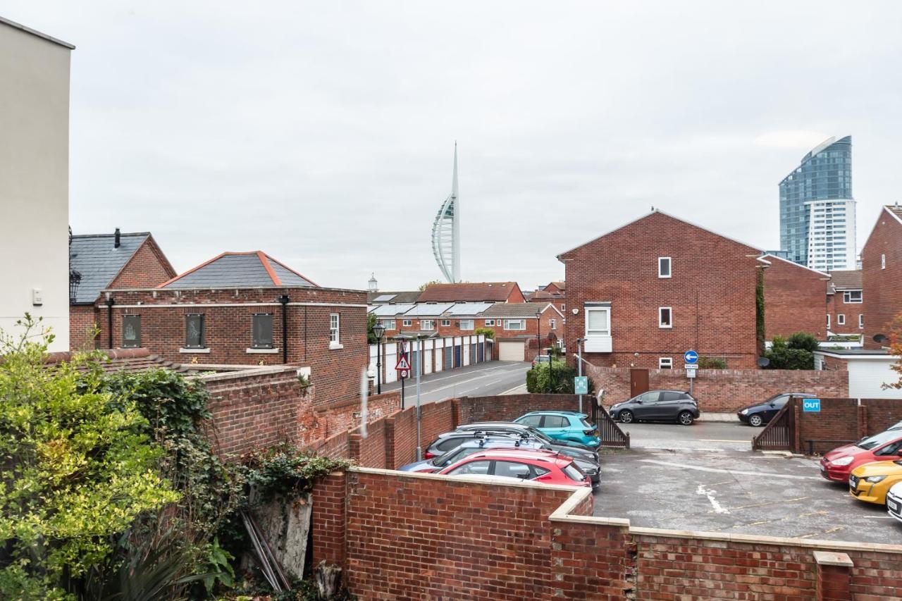 Price! Perfect Gunwharf - 5 Single Beds Or Kingsize Free Parking *