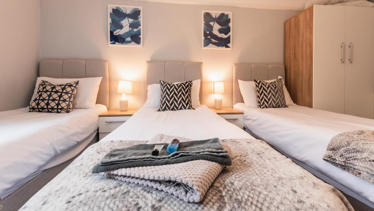 Price! Perfect Gunwharf - 5 Single Beds Or Kingsize Free Parking