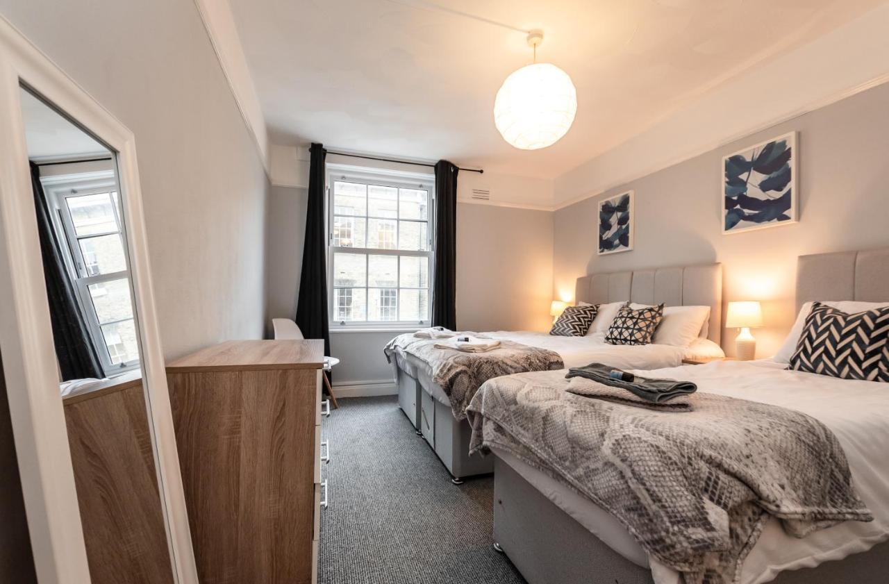 Price! Perfect Gunwharf - 5 Single Beds Or Kingsize Free Parking