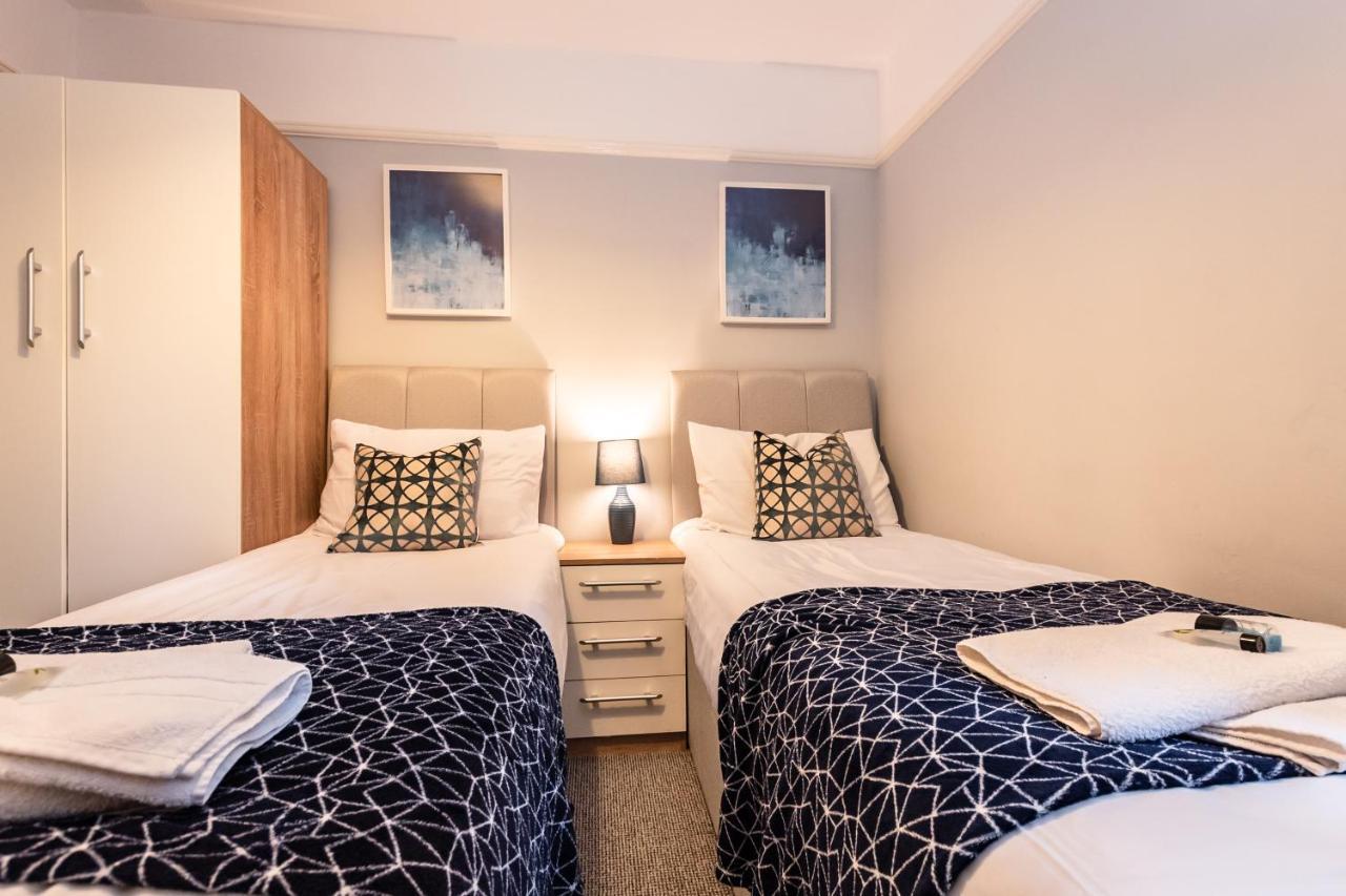 Price! Perfect Gunwharf - 5 Single Beds Or Kingsize Free Parking *