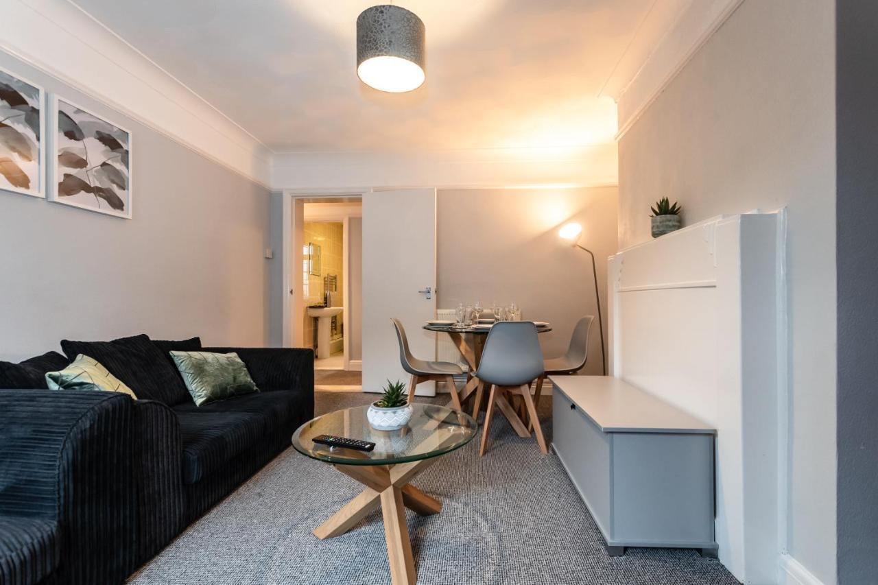 Apartment Price! Perfect Gunwharf - 5 Single Beds Or Kingsize Free Parking *