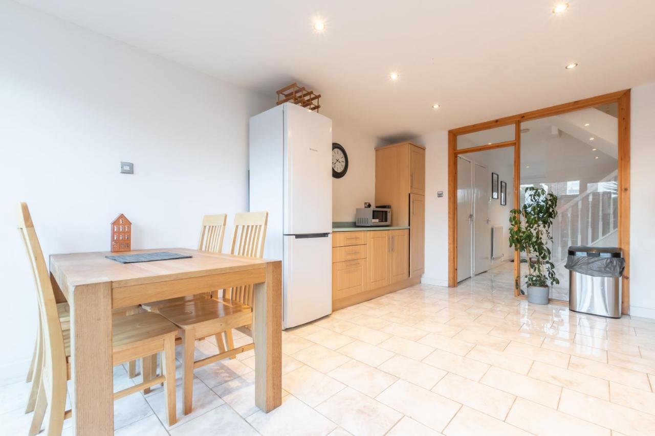 Apartment Price! Large For 4 - Smart Tv - Comfy Beds - Garden - 4 Single Beds Or 2 Doubles! *
