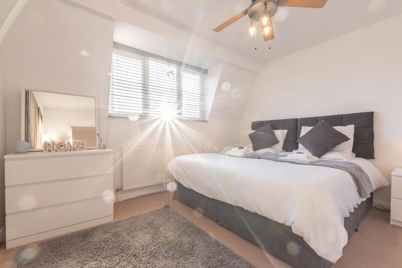 Apartment Price! Large For 4 - Smart Tv - Comfy Beds - Garden - 4 Single Beds Or 2 Doubles!