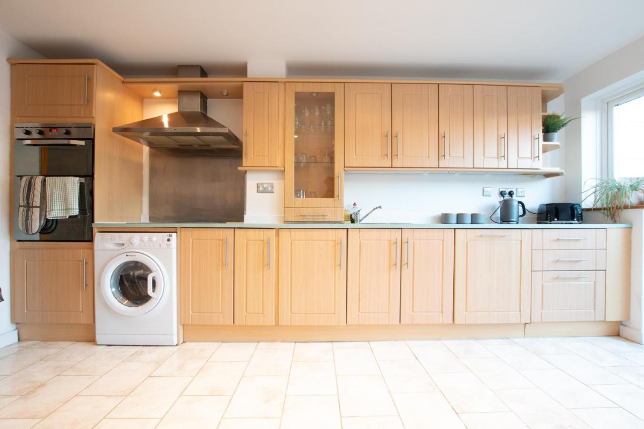 Price! Large For 4 - Smart Tv - Comfy Beds - Garden - 4 Single Beds Or 2 Doubles! Apartment