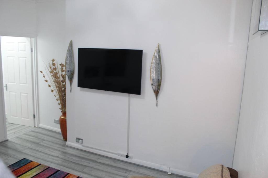 Apartment 2 Bed 1st Floor Apartment-own Entrance & Parking *
