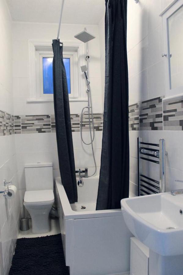 Apartment 2 Bed 1st Floor Apartment-own Entrance & Parking