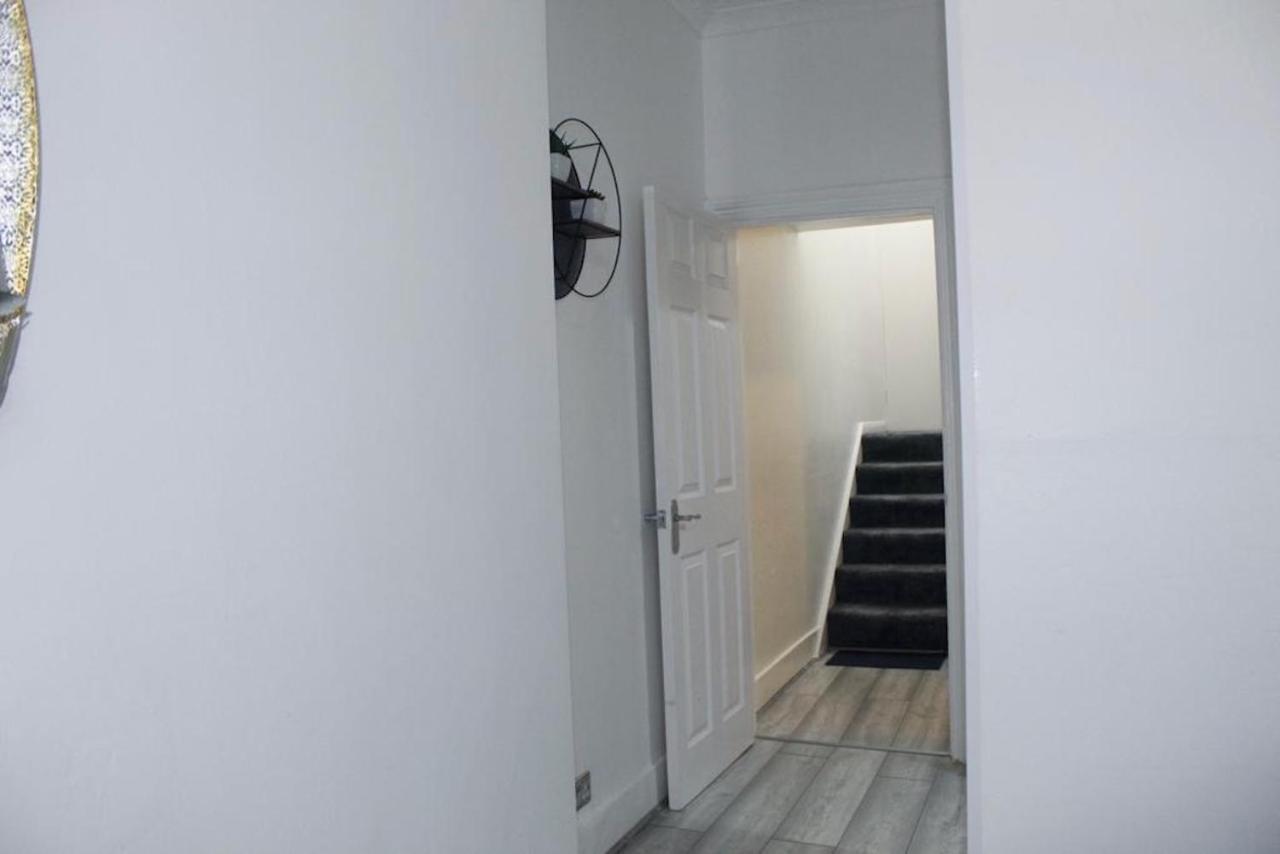 Apartment 2 Bed 1st Floor Apartment-own Entrance & Parking