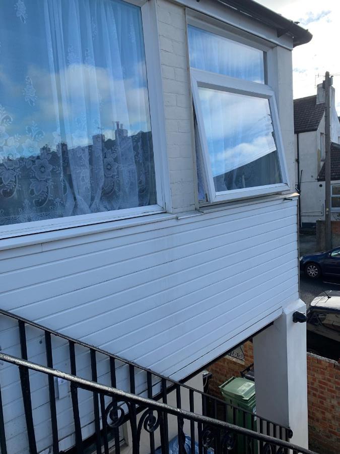 2 Bed 1st Floor Apartment-own Entrance & Parking Apartment *