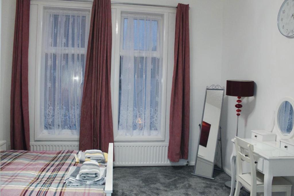 2 Bed 1st Floor Apartment-own Entrance & Parking Apartment