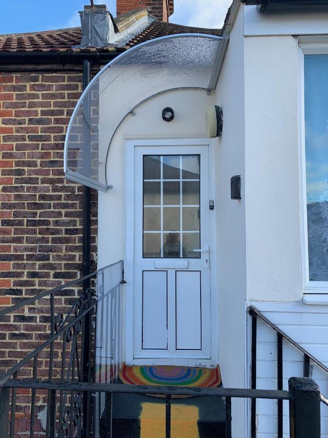 Apartment 2 Bed 1st Floor Apartment-own Entrance & Parking