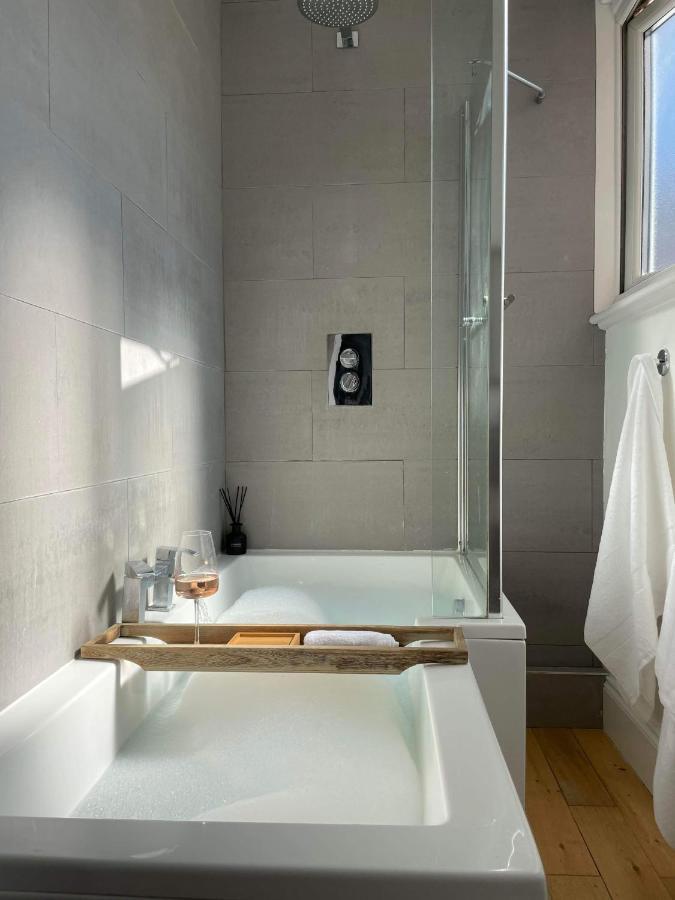 The Clock Tower Apartment: Modern 2-bed With Free Parking In Southsea Apartment