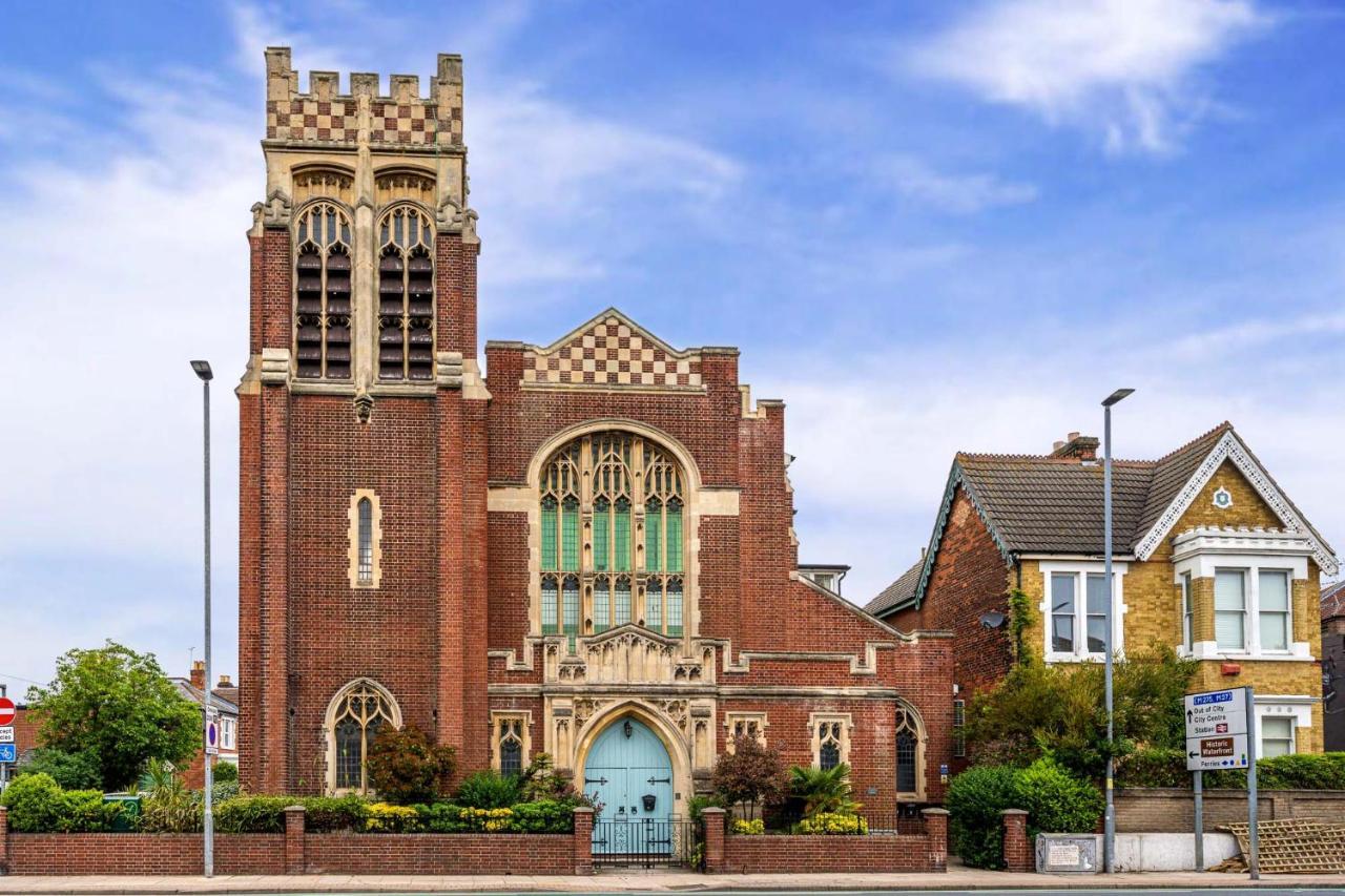 Apartment Grade 2 Listed Converted Church, Within 750yrds To Southsea