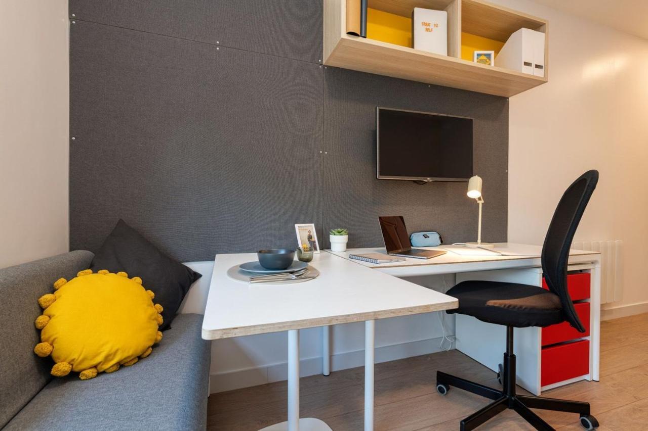 Apartment For Students Only At Middle Street In City Centre *