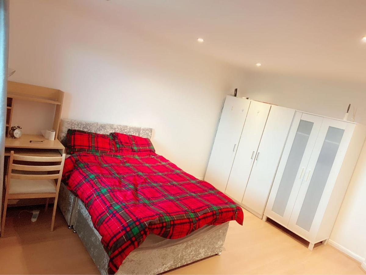 Entire Morden Closed Historic Dockyard Apartment *