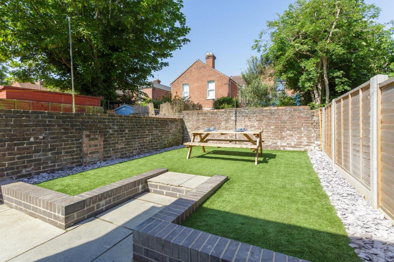 Harold House - Modern Open Plan 4 Bedroom, 3 Bathroom House In Southsea,